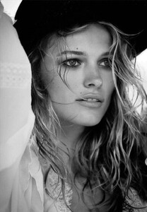 Vogue_Germany_-_Juli_2016-24.thumb.jpg.847bf4eb20c2feebe3f1e2845291aff9.jpg