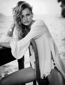 Vogue_Germany_-_Juli_2016-28.thumb.jpg.e4125a56914c135a98e7142f876db152.jpg
