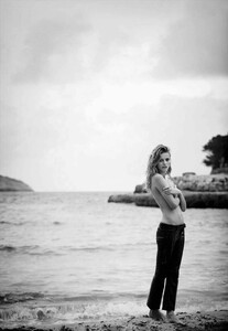 Vogue_Germany_-_Juli_2016-41.thumb.jpg.6a1d199d0be1754633796457b9a93598.jpg
