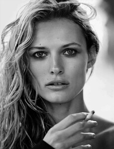Vogue_Germany_-_Juli_2016-63.thumb.jpg.061d7eaa51400f68fc3c04cf784af148.jpg