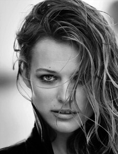 Vogue_Germany_-_Juli_2016-85.thumb.jpg.e7d6599574565ced70b228f24a75d655.jpg