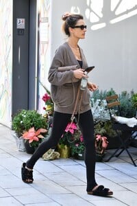 alessandra-ambrosio-out-in-brentwood-01-06-2023-2.jpeg
