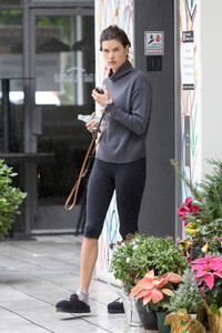 alessandra-ambrosio-sports-a-grey-turtleneck-sweater-and-capri-leggings-as-she-leaves-the-gym-in-brentwood-california-040123_2.jpeg