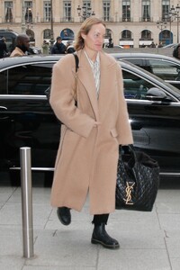 amber-valletta-arrives-at-her-hotel-in-paris-01-19-2023-2.jpg