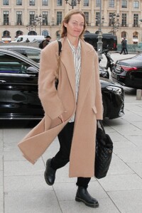 amber-valletta-arrives-at-her-hotel-in-paris-01-19-2023-3.jpg