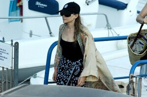 ashley-olsen-and-louis-eisner-on-vacation-in-pantelleria-08-14-2022-0.jpg