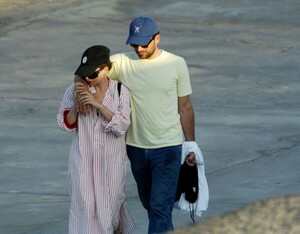 ashley-olsen-and-louis-eisner-on-vacation-in-pantelleria-08-14-2022-1.jpg