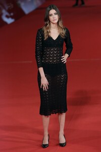 benedetta-porcaroli-cinque-premiere-at-2017-rome-film-festival-2.jpg