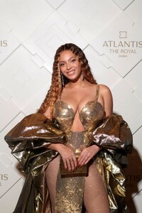 beyonce-at-grand-reveal-weekend-for-atlantis-the-royal-in-dubai-01-21-2023-3.jpg