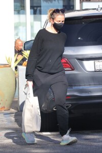 cameron-diaz-in-all-black-bel-air-12-26-2021-0.jpg