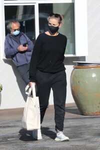 cameron-diaz-in-all-black-bel-air-12-26-2021-1.jpg
