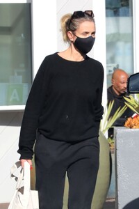cameron-diaz-in-all-black-bel-air-12-26-2021-2.jpg
