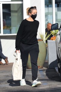 cameron-diaz-in-all-black-bel-air-12-26-2021-3.jpg