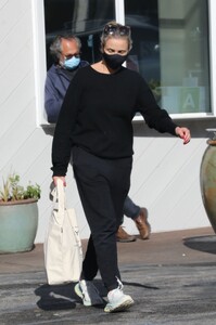 cameron-diaz-in-all-black-bel-air-12-26-2021-5.jpg