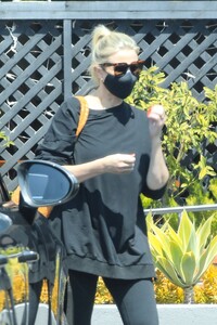 cameron-diaz-shopping-at-melanie-grant-on-melrose-place-in-west-hollywood-09-07-2021-0.jpg