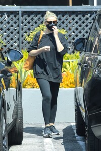 cameron-diaz-shopping-at-melanie-grant-on-melrose-place-in-west-hollywood-09-07-2021-1.jpg