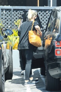 cameron-diaz-shopping-at-melanie-grant-on-melrose-place-in-west-hollywood-09-07-2021-2.jpg