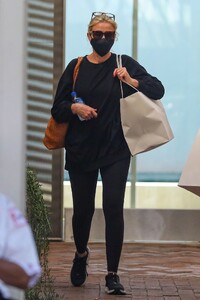 cameron-diaz-shopping-at-melanie-grant-on-melrose-place-in-west-hollywood-09-07-2021-7.jpg
