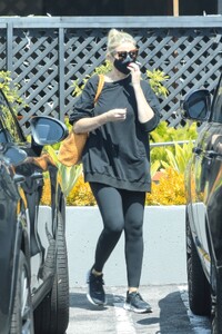 cameron-diaz-shopping-at-melanie-grant-on-melrose-place-in-west-hollywood-09-07-2021-9.jpg