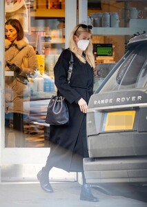 claudia-schiffer-out-shopping-in-notting-hill-01222023-3dabfd6.jpg