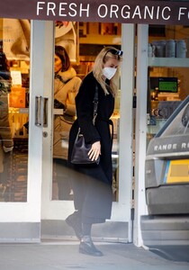 claudia-schiffer-out-shopping-in-notting-hill-01222023-41ac5a9.jpg