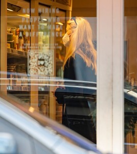 claudia-schiffer-out-shopping-in-notting-hill-01222023-43b1c0d.jpg
