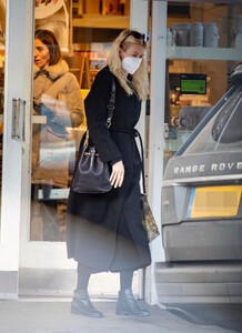 claudia-schiffer-out-shopping-in-notting-hill-01222023-68ada33.jpg