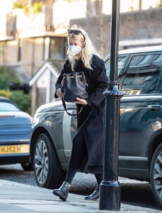 claudia-schiffer-out-shopping-in-notting-hill-01222023-a56c2c8.jpg