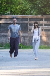 dakota-johnson-and-chris-martin-out-at-a-beach-in-malibu-10-16-2022-2.jpg