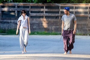 dakota-johnson-and-chris-martin-out-at-a-beach-in-malibu-10-16-2022-3.jpg