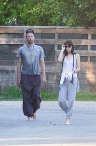 dakota-johnson-and-chris-martin-out-at-a-beach-in-malibu-10-16-2022-5.jpg