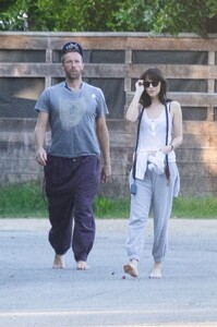 dakota-johnson-and-chris-martin-out-at-a-beach-in-malibu-10-16-2022-6.jpg