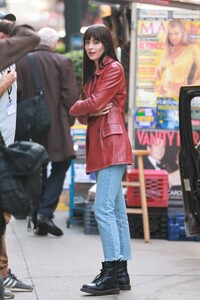 dakota-johnson-on-the-set-of-madame-web-in-new-york-10-11-2022-2.jpg