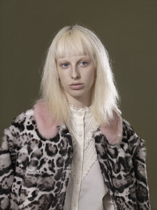 dazed-november-2013_school-daze_(6).thumb.jpg.3187a47d07dbafd1d7a6f1d573bc20d6.jpg
