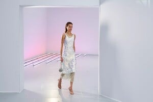 defile-acne-studios-printemps-ete-2021-paris-look-9.thumb.jpg.6cd895bd6fe9fd7d3ab2e25ddef0176b.jpg