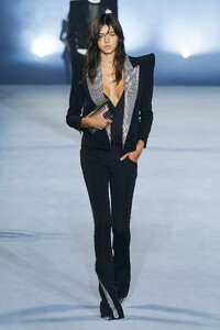 defile-balmain-printemps-ete-2021-paris-look-88.thumb.jpg.ac7b64ea9626d643b4a637bef4d085fc.jpg
