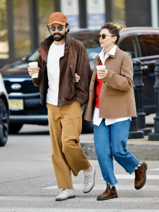 elizabeth-olsen-and-robbie-arnet-out-for-coffee-in-new-york-10-09-2022-1.jpg