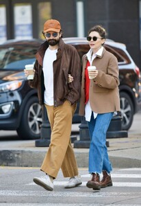 elizabeth-olsen-and-robbie-arnet-out-for-coffee-in-new-york-10-09-2022-2.jpg