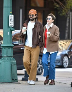 elizabeth-olsen-and-robbie-arnet-out-for-coffee-in-new-york-10-09-2022-3.jpg