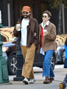 elizabeth-olsen-and-robbie-arnet-out-for-coffee-in-new-york-10-09-2022-5.jpg