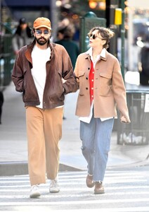 elizabeth-olsen-and-robbie-arnet-out-for-coffee-in-new-york-10-09-2022-6.jpg