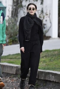 elizabeth-olsen-and-robbie-arnett-out-shopping-in-los-angeles-01-06-2023-1.jpg