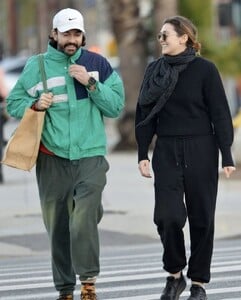elizabeth-olsen-and-robbie-arnett-out-shopping-in-los-angeles-01-06-2023-3.jpg