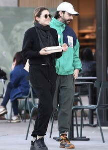elizabeth-olsen-and-robbie-arnett-out-shopping-in-los-angeles-01-06-2023-6.jpg