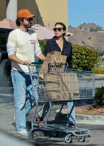 elizabeth-olsen-and-robbie-arnett-shopping-at-erewhon-market-in-los-angeles-10-04-2022-0.jpg