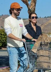 elizabeth-olsen-and-robbie-arnett-shopping-at-erewhon-market-in-los-angeles-10-04-2022-1.jpg