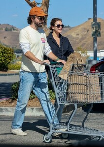 elizabeth-olsen-and-robbie-arnett-shopping-at-erewhon-market-in-los-angeles-10-04-2022-2.jpg