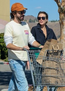 elizabeth-olsen-and-robbie-arnett-shopping-at-erewhon-market-in-los-angeles-10-04-2022-3.jpg