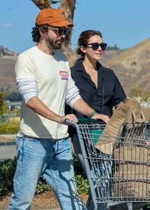 elizabeth-olsen-and-robbie-arnett-shopping-at-erewhon-market-in-los-angeles-10-04-2022-5.jpg