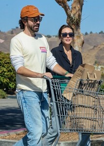 elizabeth-olsen-and-robbie-arnett-shopping-at-erewhon-market-in-los-angeles-10-04-2022-6.jpg